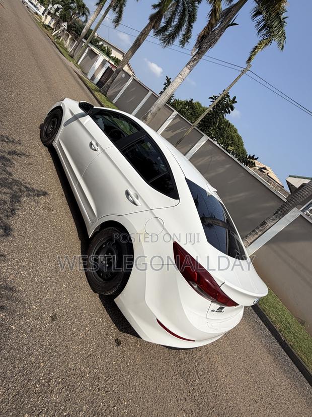 Hyundai Elantra SE Sedan FWD (2.0L 4cyl 6M) 2017 White