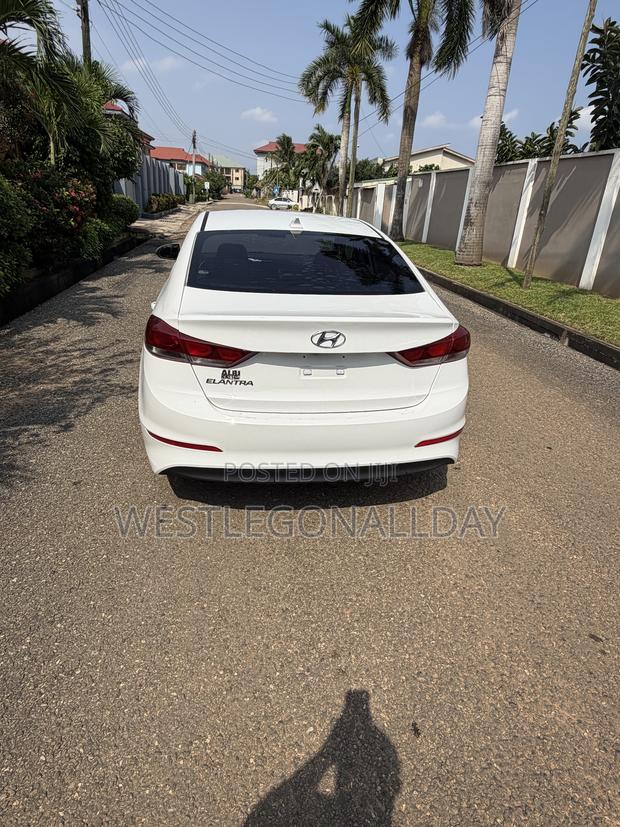 Hyundai Elantra SE Sedan FWD (2.0L 4cyl 6M) 2017 White