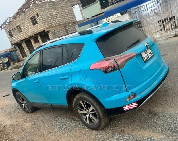 Toyota RAV4 LE FWD (2.5L 4cyl 6A) 2017 Blue