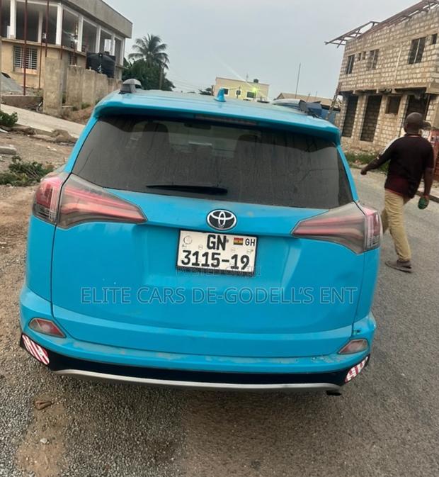 Toyota RAV4 LE FWD (2.5L 4cyl 6A) 2017 Blue