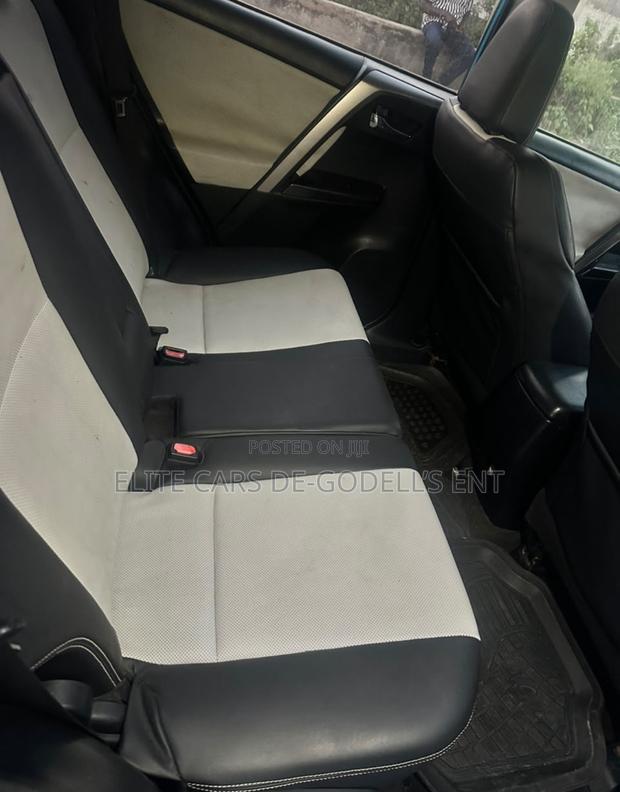 Toyota RAV4 LE FWD (2.5L 4cyl 6A) 2017 Blue