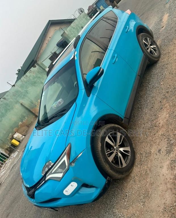 Toyota RAV4 LE FWD (2.5L 4cyl 6A) 2017 Blue