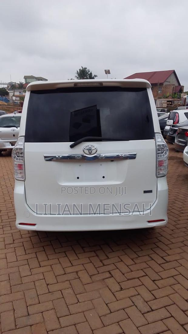 Toyota Voxy V 4WD 8-Seater 2011 White
