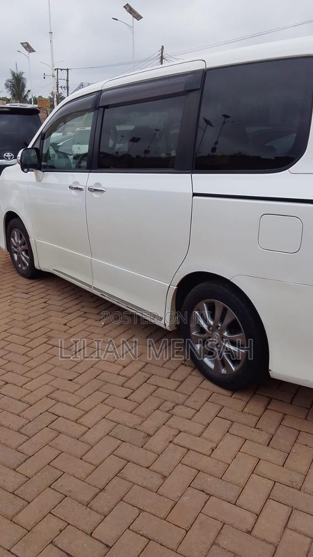Toyota Voxy V 4WD 8-Seater 2011 White