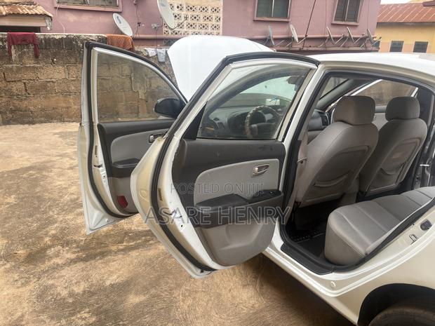 Hyundai Elantra 2010 White