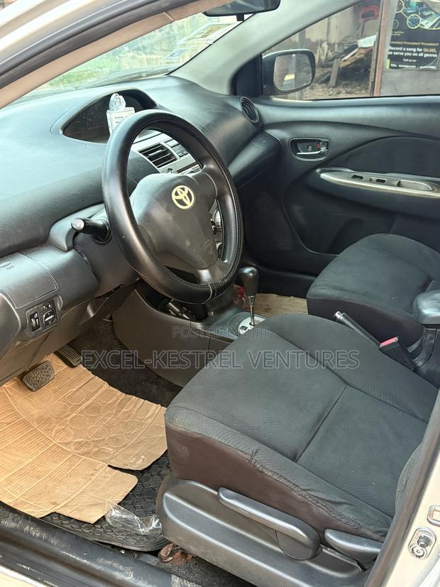 Toyota Yaris Base Sedan 4dr 2011 Silver