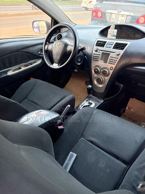 Toyota Yaris Base Sedan 4dr 2011 Silver