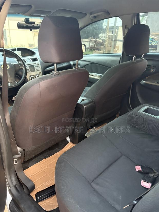 Toyota Yaris Base Sedan 4dr 2011 Silver