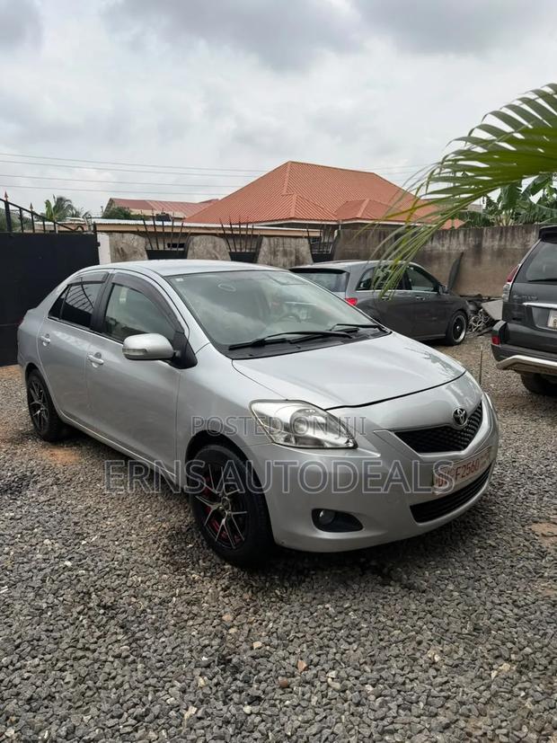 Toyota Belta 2010 Silver