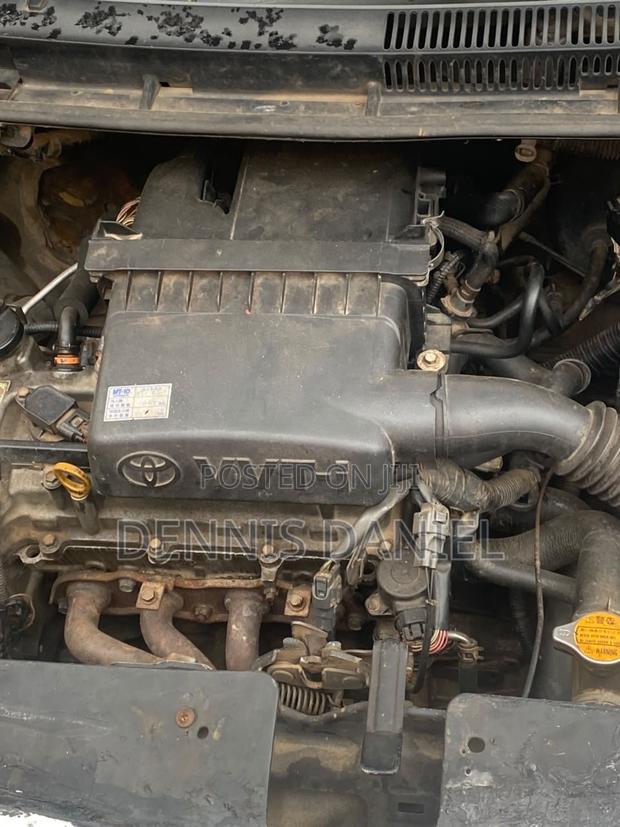 Toyota Belta 2010 Silver