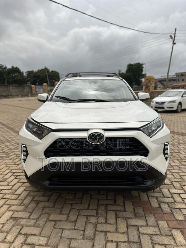 Toyota RAV4 XLE AWD 2020 White