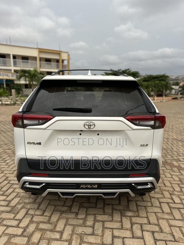 Toyota RAV4 XLE AWD 2020 White