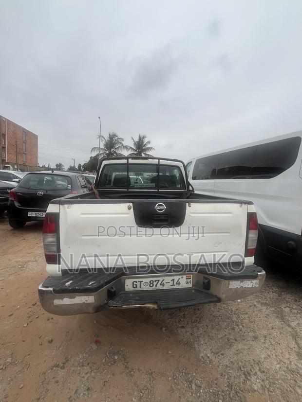 Nissan Hardbody 2011 White