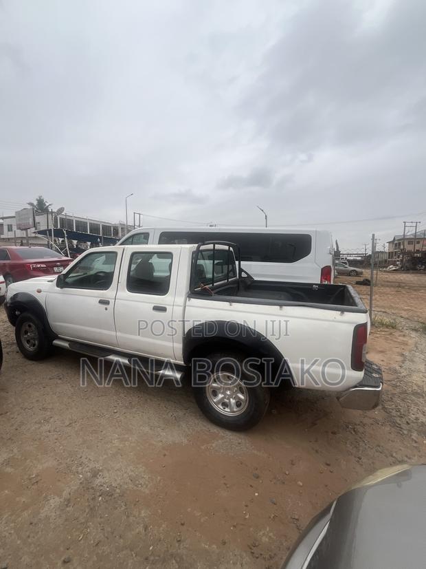 Nissan Hardbody 2011 White