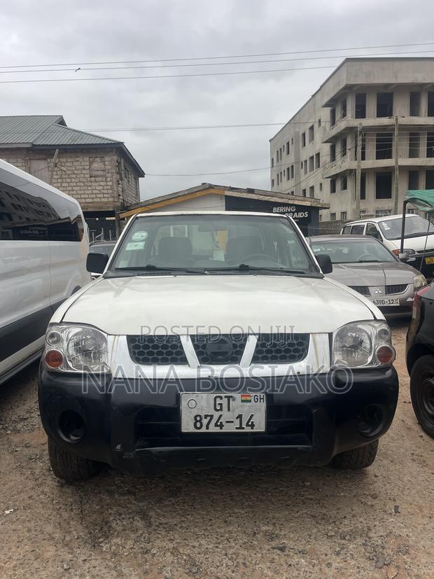 Nissan Hardbody 2011 White