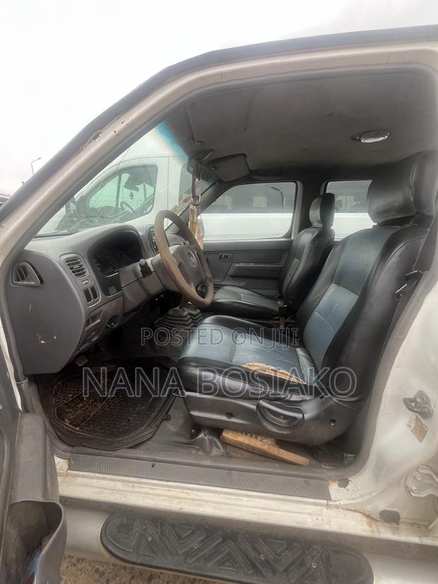 Nissan Hardbody 2011 White