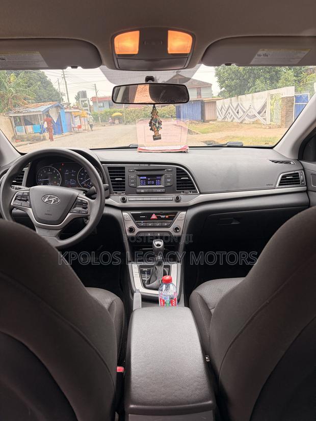 Hyundai Elantra SE Sedan FWD (2.0L 4cyl 6M) 2017 Silver