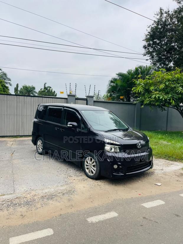 Toyota Voxy X 4WD 8-Seater 2012 Black