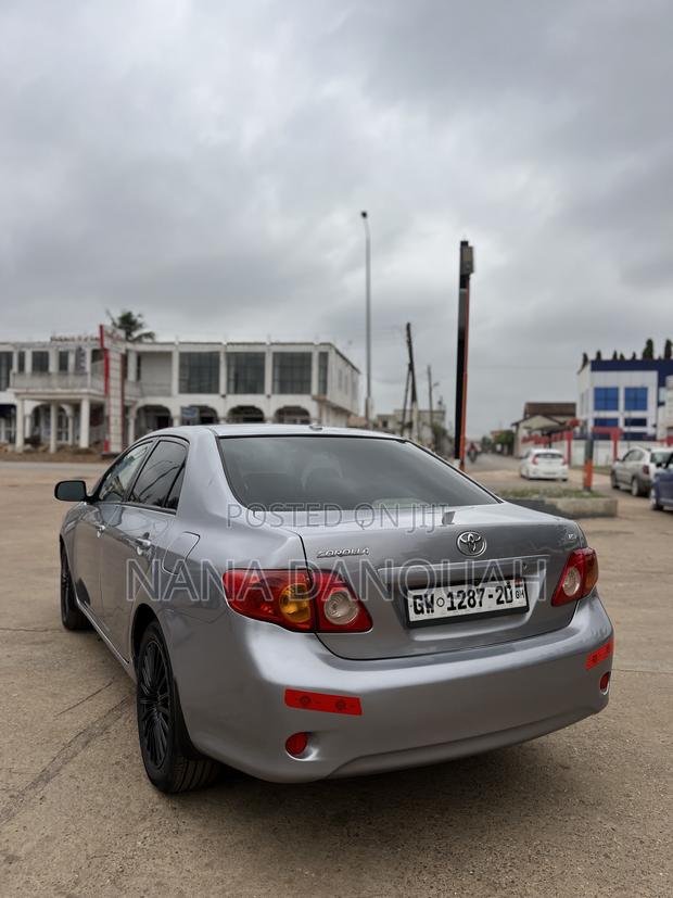 Toyota Corolla LE 4dr Sedan (1.8L 4cyl 4A) 2010 Silver