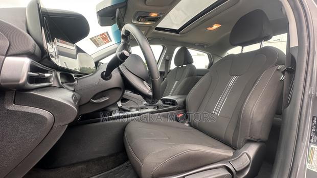 Hyundai Elantra SE 2024 Gray