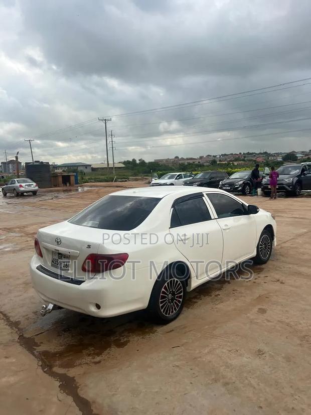 Toyota Corolla Base 4dr Sedan (1.8L 4cyl 5M) 2010 White