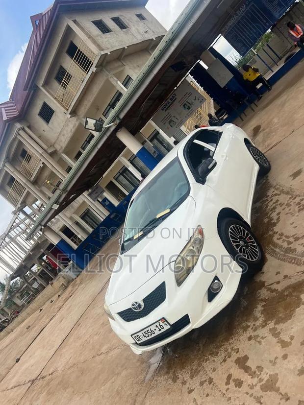 Toyota Corolla Base 4dr Sedan (1.8L 4cyl 5M) 2010 White