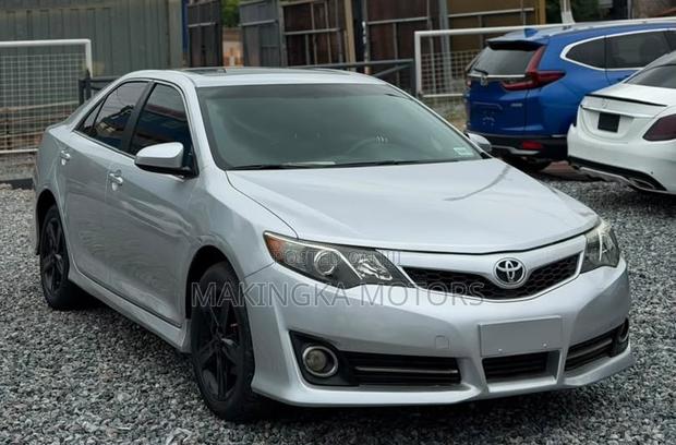 Toyota Camry SE Sport 4dr Sedan w/Prod. End 11/13 (2.5L 4cyl 6A) 2014