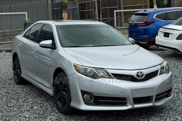 Toyota Camry SE Sport 4dr Sedan w/Prod. End 11/13 (2.5L 4cyl 6A) 2014