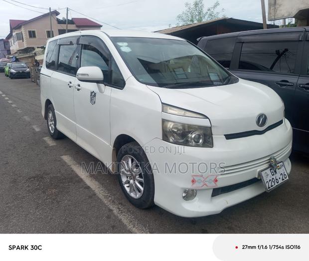 Toyota Voxy X L Edition 2WD 7-Seater 2013 White