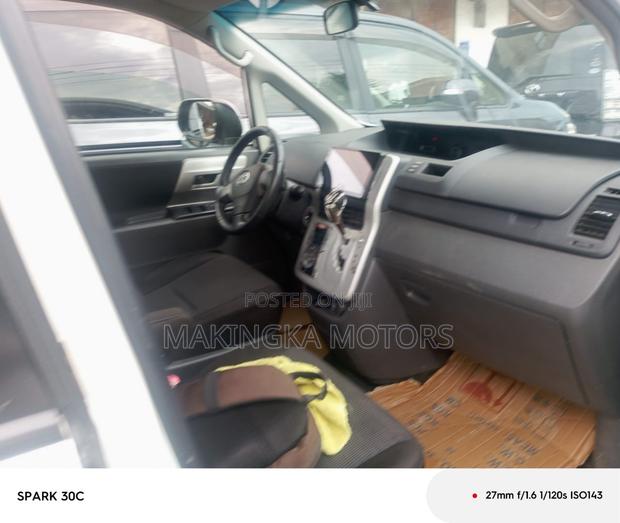 Toyota Voxy X L Edition 2WD 7-Seater 2013 White