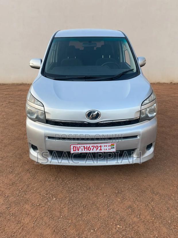 Toyota Voxy 2010 Silver
