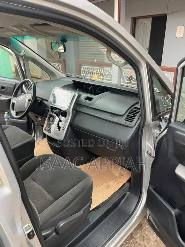 Toyota Voxy 2010 Silver