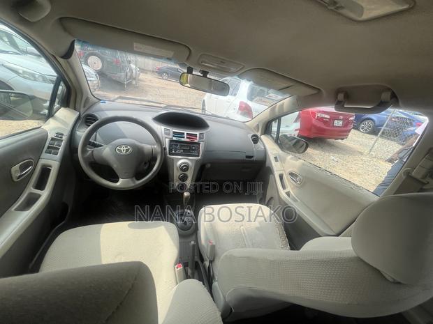 Toyota Vitz 2010 Black