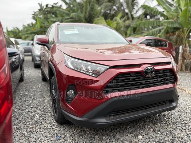 Toyota RAV4 XLE 2021 Red