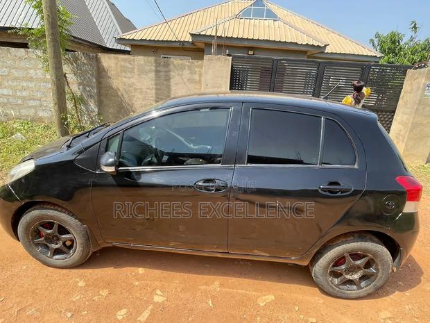 Toyota Vitz 1.3 AWD 5dr 2010 Black
