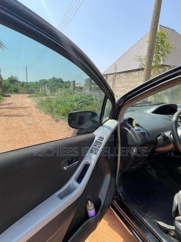 Toyota Vitz 1.3 AWD 5dr 2010 Black