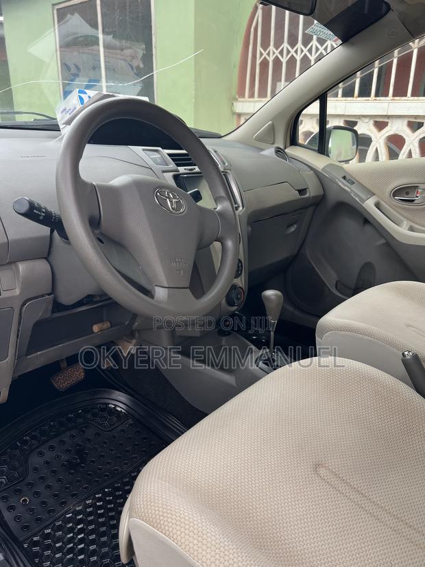Toyota Vitz 2010 Gray