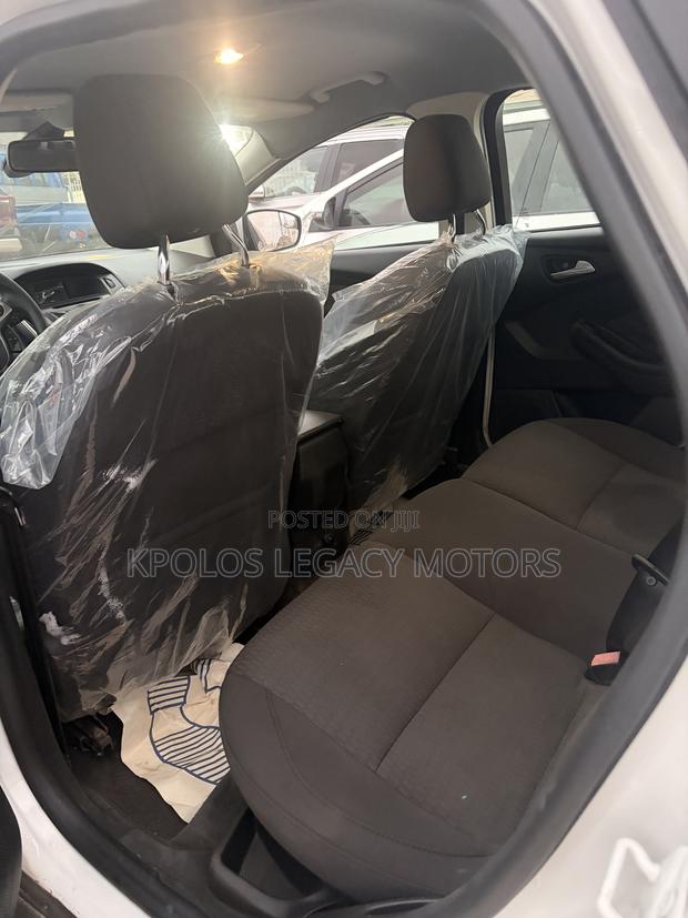 Ford Focus SE Sedan FWD (2.0L 4cyl 5M) 2012 White