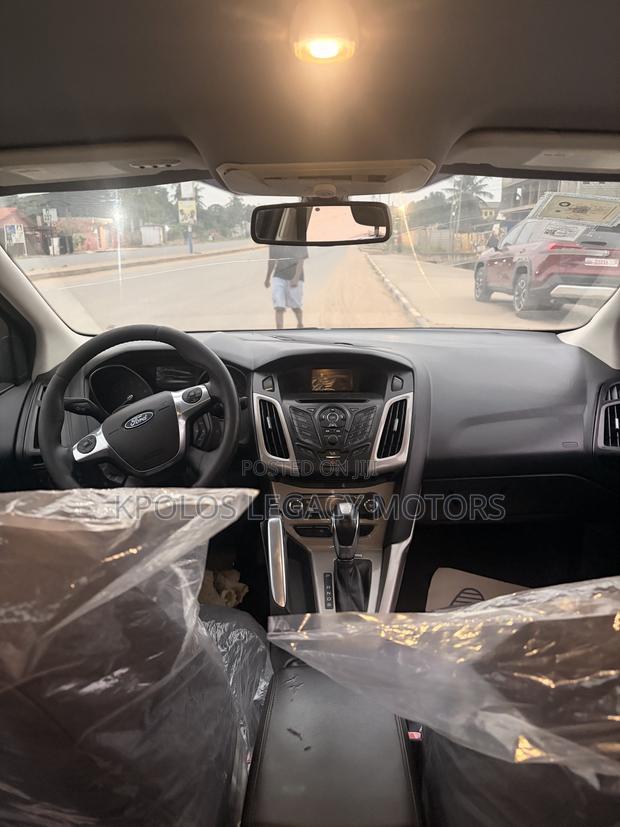 Ford Focus SE Sedan FWD (2.0L 4cyl 5M) 2012 White