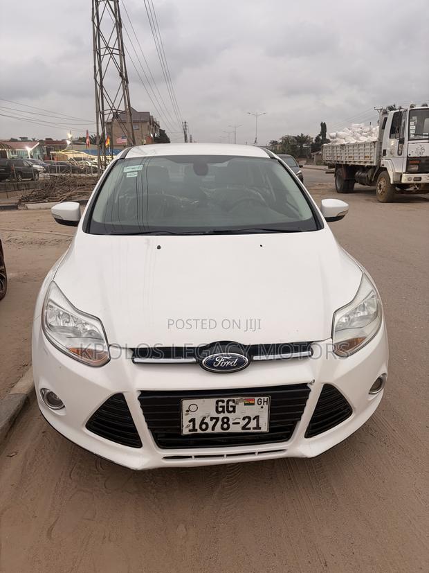 Ford Focus SE Sedan FWD (2.0L 4cyl 5M) 2012 White