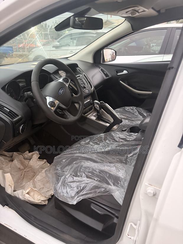 Ford Focus SE Sedan FWD (2.0L 4cyl 5M) 2012 White