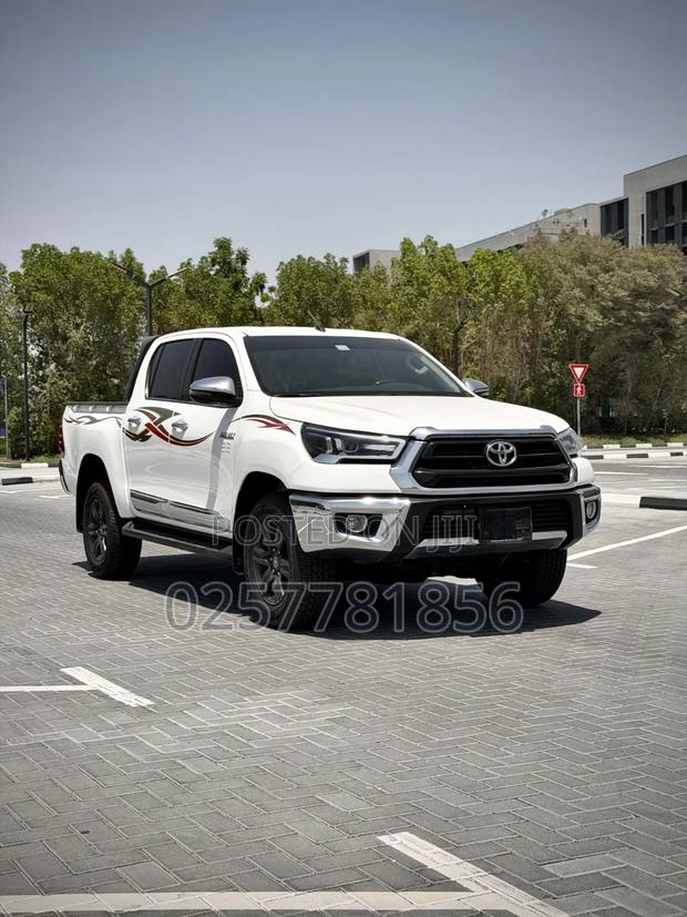 Toyota Hilux 2025 White