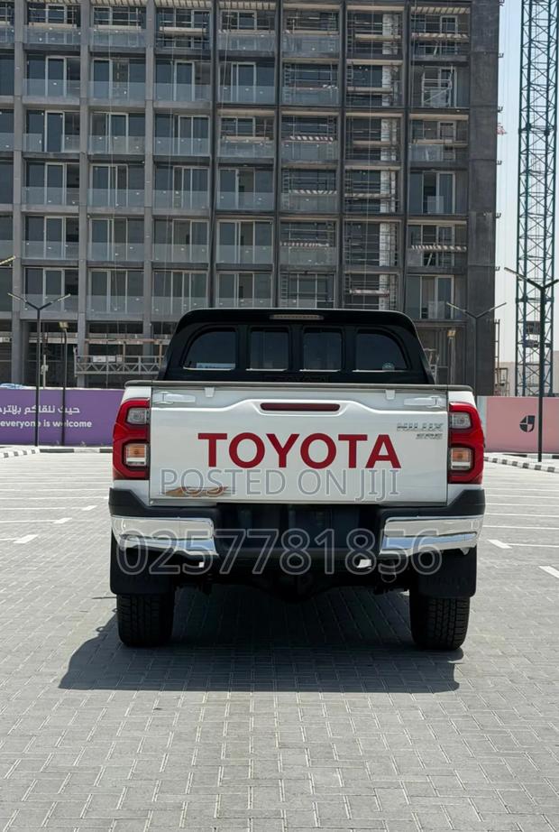 Toyota Hilux 2025 White