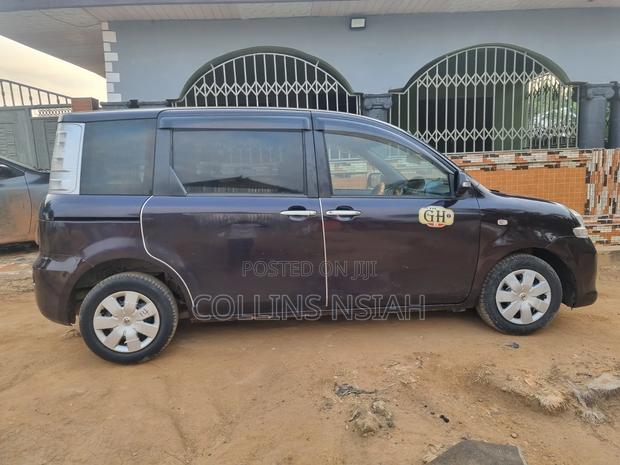 Toyota Sienta 2012 Brown