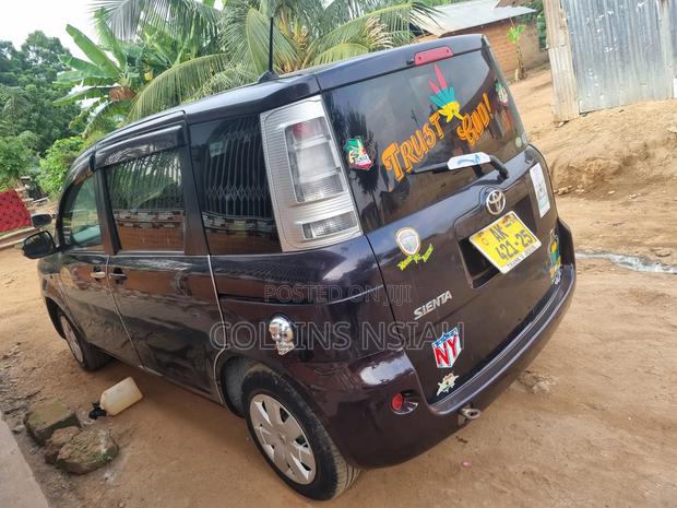 Toyota Sienta 2012 Brown