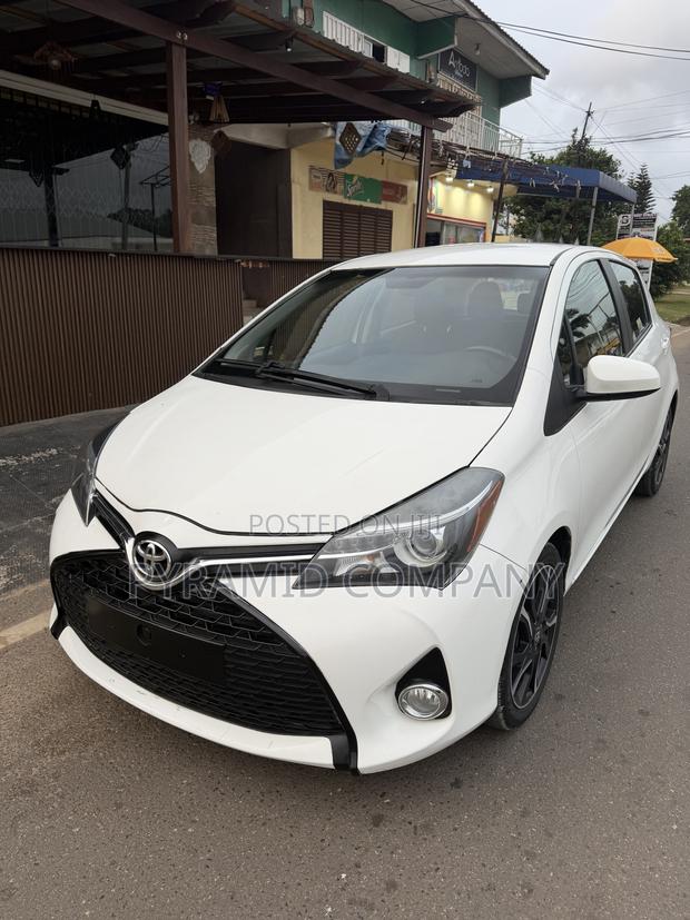 Toyota Yaris SE Hatchback 5dr 2015 White