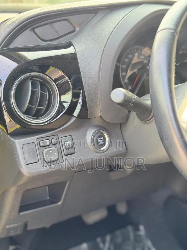Toyota Vitz 2015 Yellow