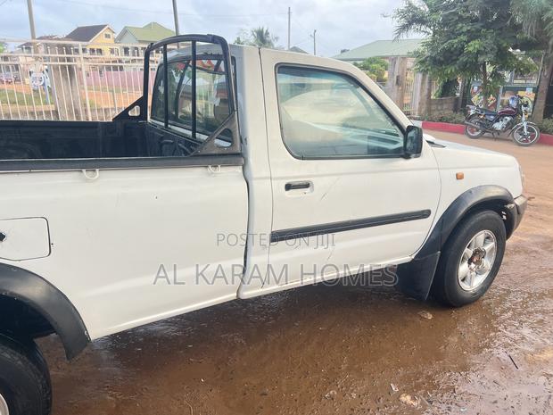 Nissan Hardbody 2002 White