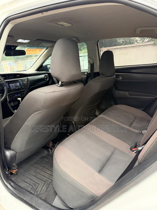 Toyota Corolla LE (1.8L 4cyl 2A) 2018 White