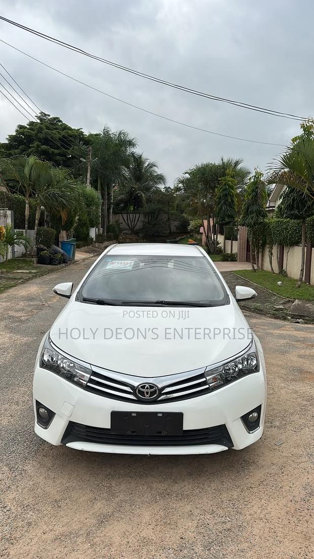 Toyota Corolla LE 4dr Sedan (1.8L 4cyl CVT) 2017 White